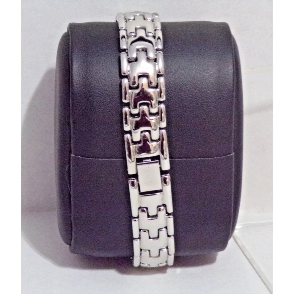Geneva Quartz Woment's Wristwatch Silver & Black Face 8